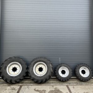 Manitou m30-4 bijna nieuwe setbanden 4x 15.5/80-24 + 10.5-18